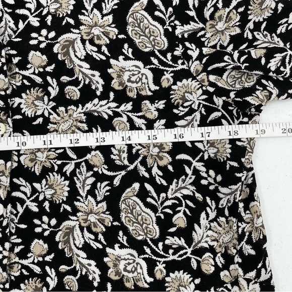 J Jill Rayon Black Cream Floral Blouse 3/4 Sleeve Button Up Shark Bite Hem - Picture 10 of 11